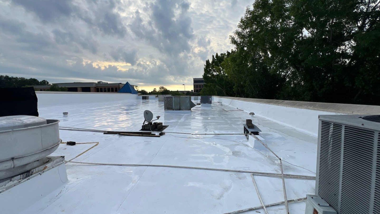 TPO vs EPDM: Choosing the Right Flat Roof System 1 TPO vs EPDM roofing Louisiana commercial